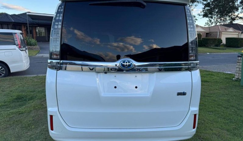 
								Toyota Voxy 2014 Hybrid full									